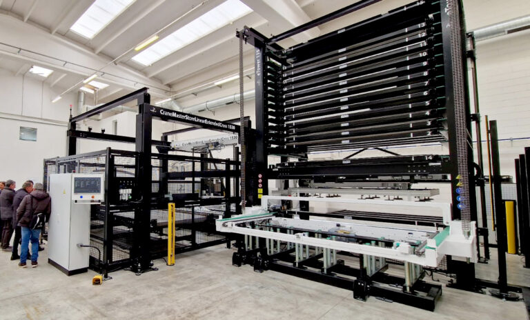 Photo de l'intérieur du showroom Eagle Italy présentant fiber iNspire et son système d'automatisation