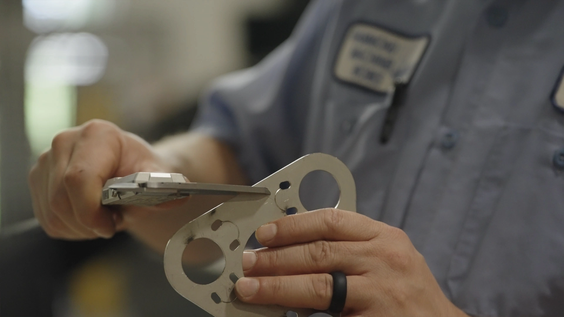 Präzisionsmessung eines lasergeschnittenen Metallteils mit einem Messschieber