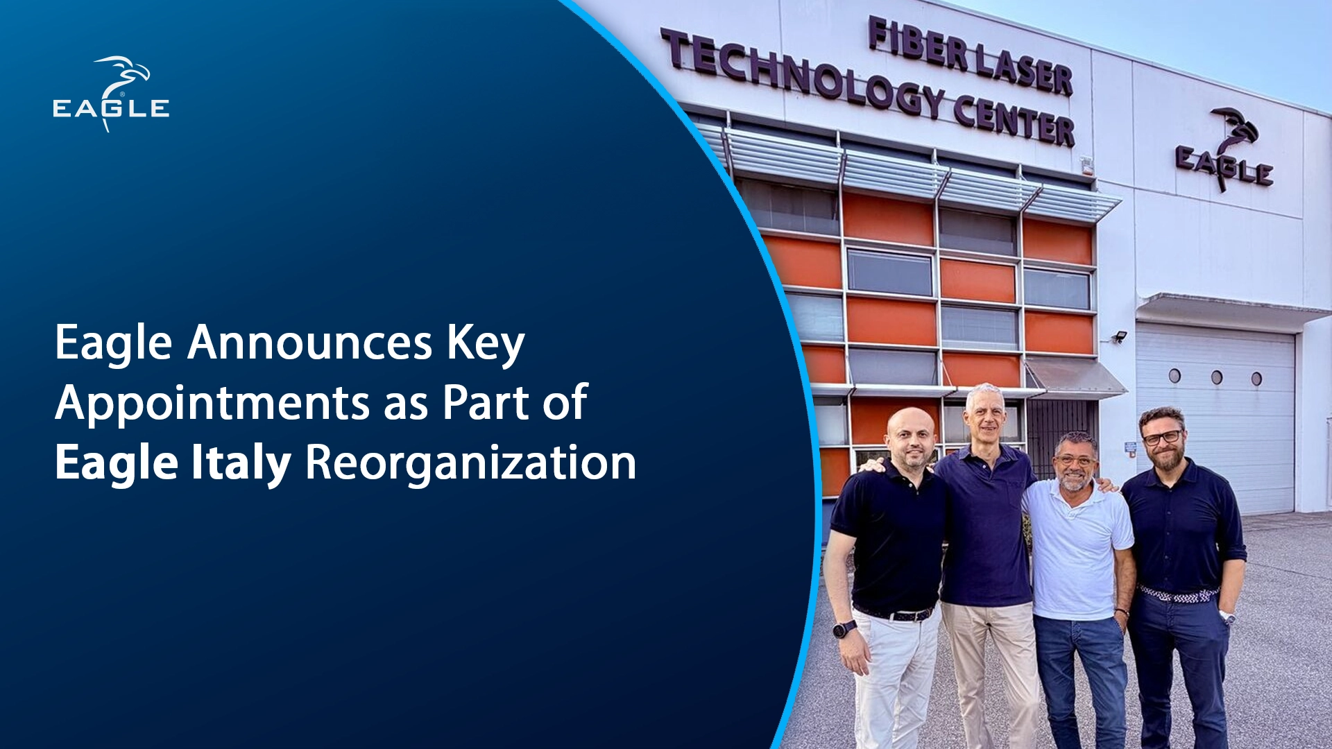 Quattro membri del team di Eagle Italy davanti al Fiber Laser Technology Center durante l'annuncio della riorganizzazione aziendale